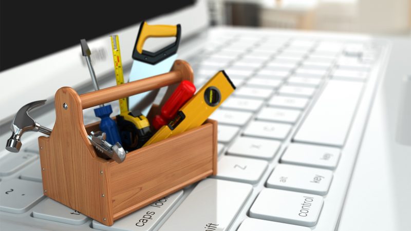 caixa de ferramentas em cima do notebook